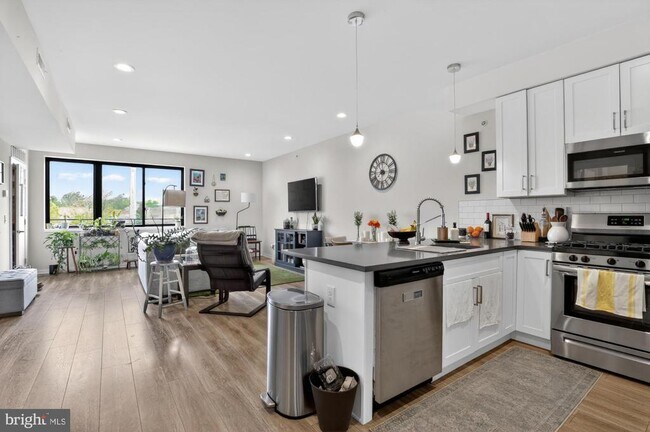 Building Photo - 381 Martin St