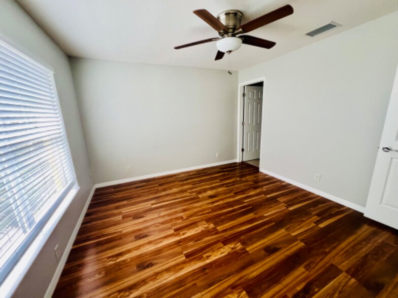Building Photo - 3857 Island Way
