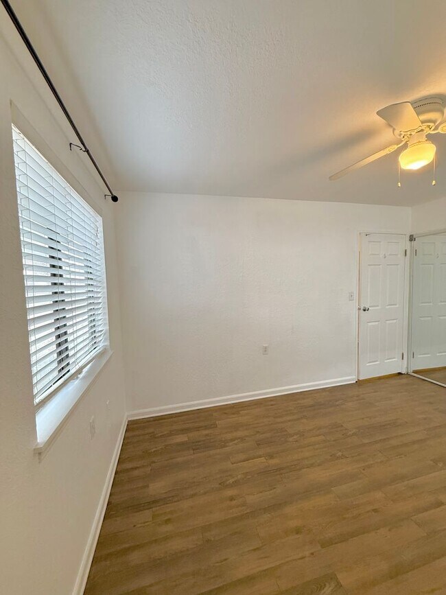 Building Photo - Now available! Charming 2 bed / 1 bath condo in a prime Tallahassee location.