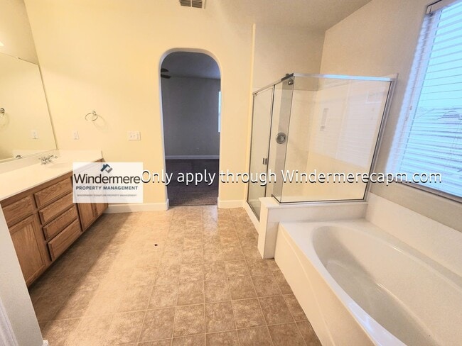 Building Photo - AWESOME 3 BED/2.5 BATH FLOOR PLAN AVAILABL...