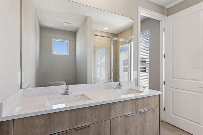 Building Photo - 544 N Bumby Ave