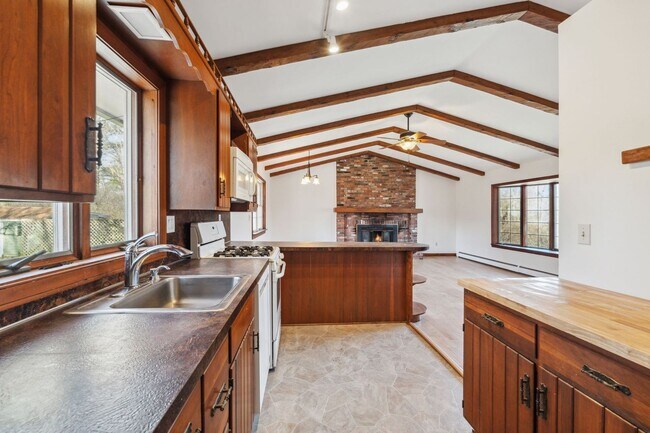 Building Photo - 17 Hillside Rd