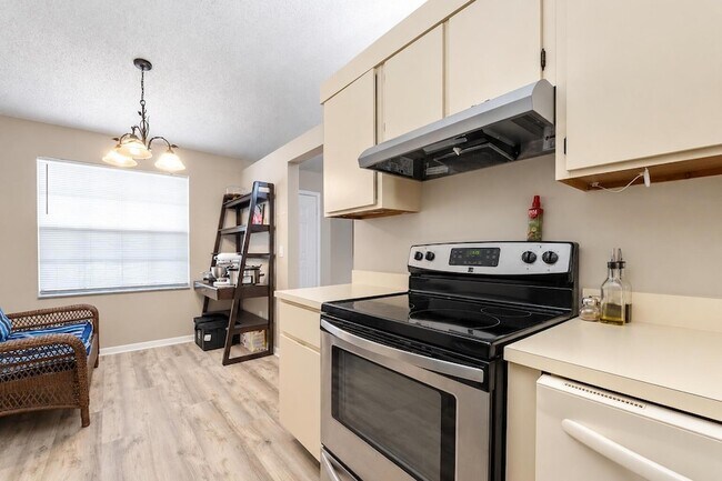 Building Photo - 1502 Pinecrest Cir
