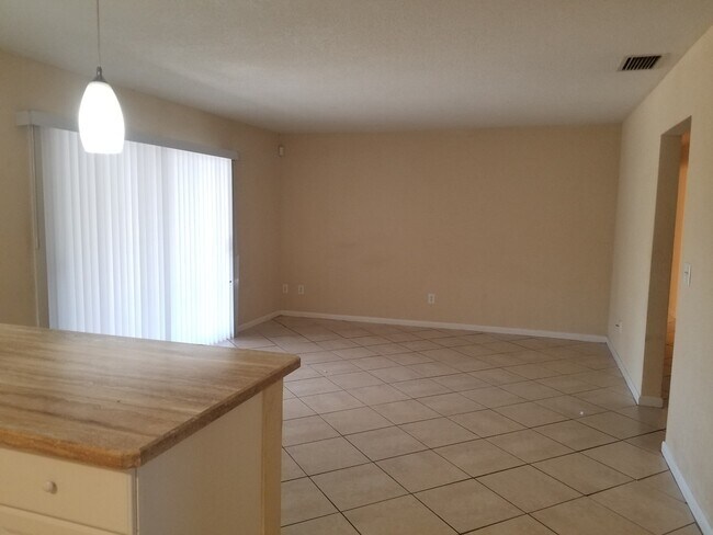 Building Photo - Spacious 3 Bedroom Home in Winter Haven
