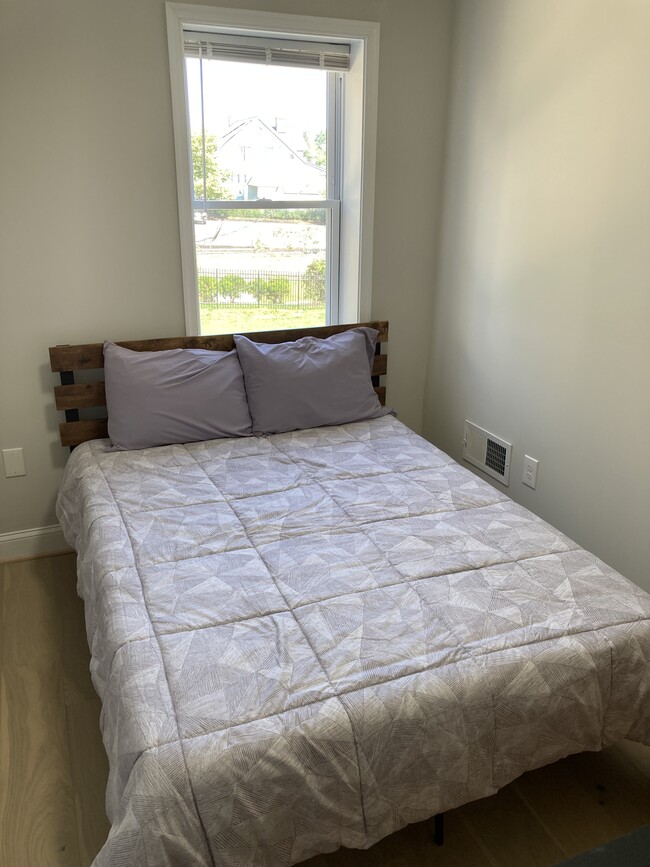 small guest bedroom (full) - 2608 Loyola Northway