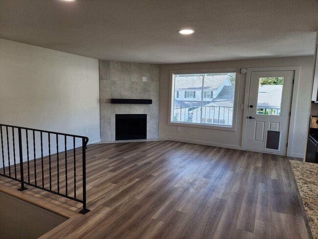 Building Photo - Lovely 2 bedroom 1.75 bath in gated commun...