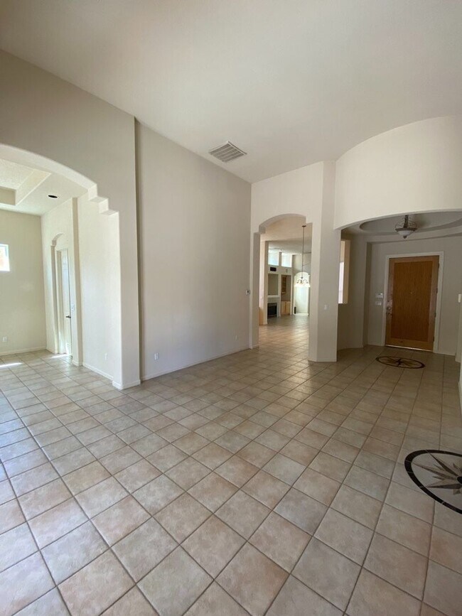 Building Photo - Beautiful 4 bedroom 3.75 bath in gated com...
