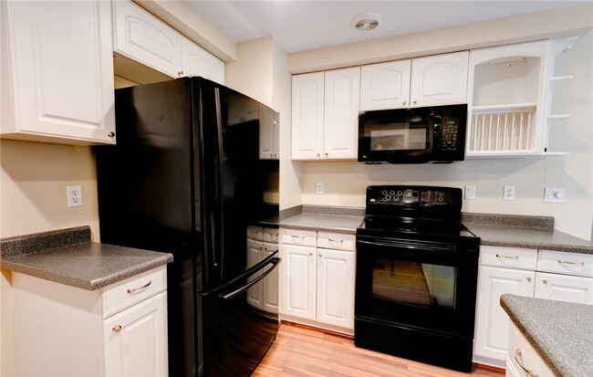 Building Photo - REMODELED, TOP FLOOR KIRKLAND 2 BED CONDO ...