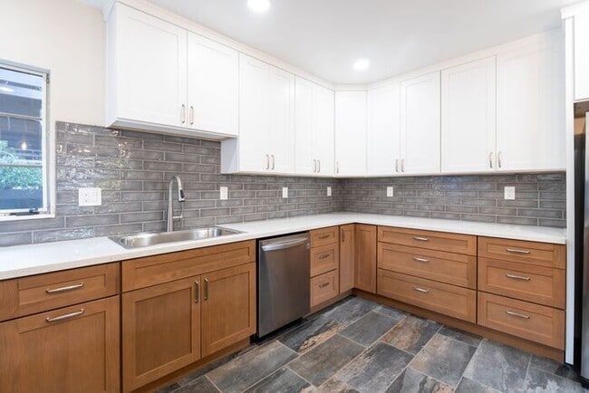 Building Photo - Thoughtfully Updated 2 bedroom Home in Pacific Grove