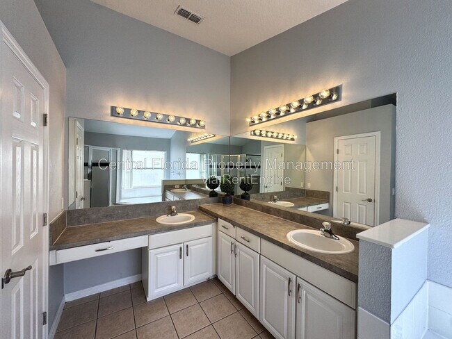 Building Photo - 4775 Cumbrian Lakes Dr