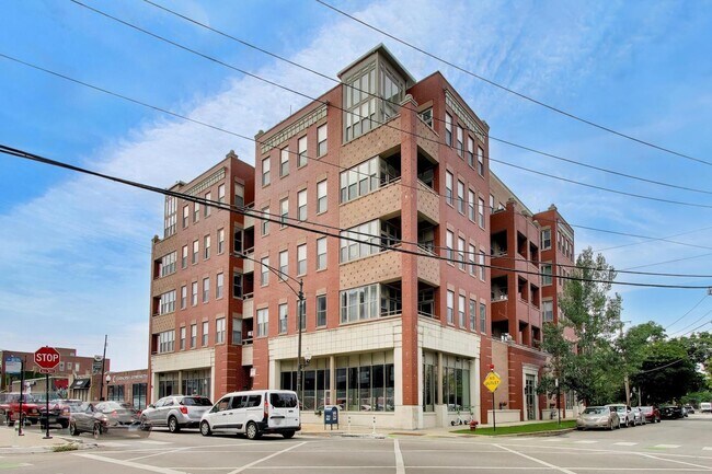 Building Photo - 2700 W Belmont Ave