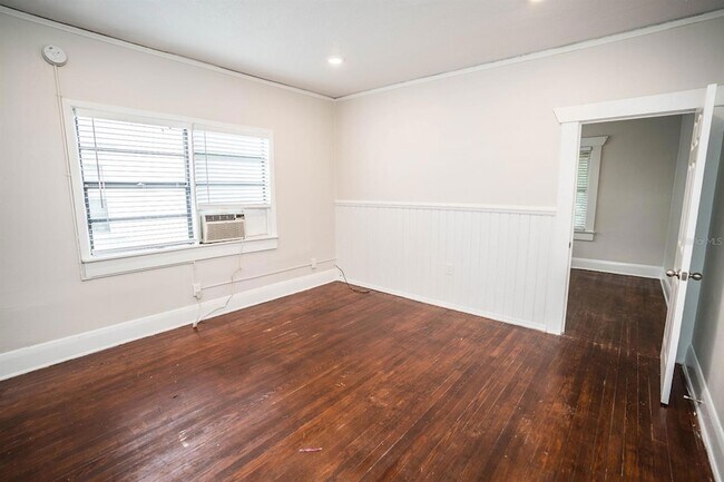 Building Photo - 409 E Jean St