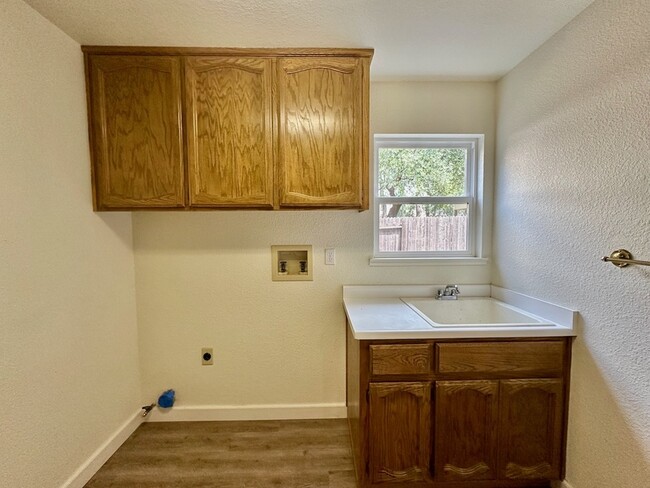 Building Photo - 515 Adriana Pl
