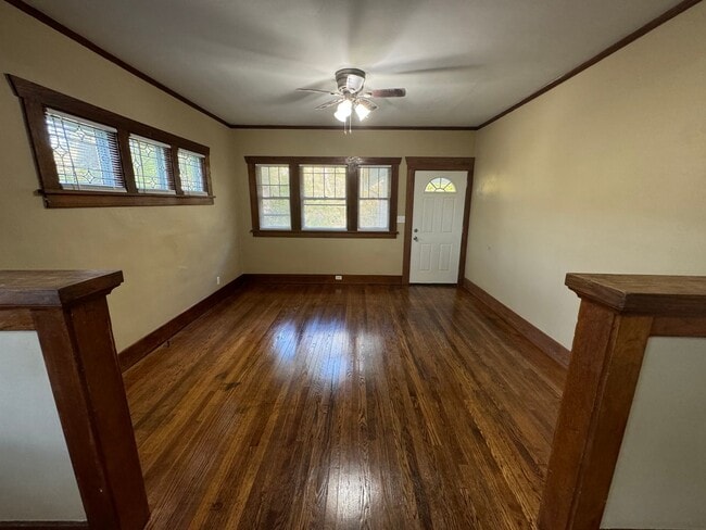 Building Photo - 5 Bedroom Rental in Moline