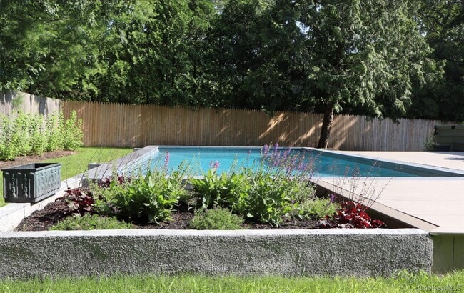 Building Photo - 10 Hampton St