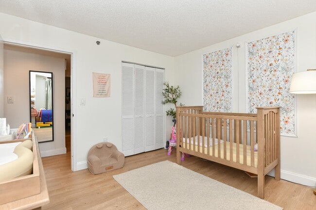 Building Photo - 700 1st St