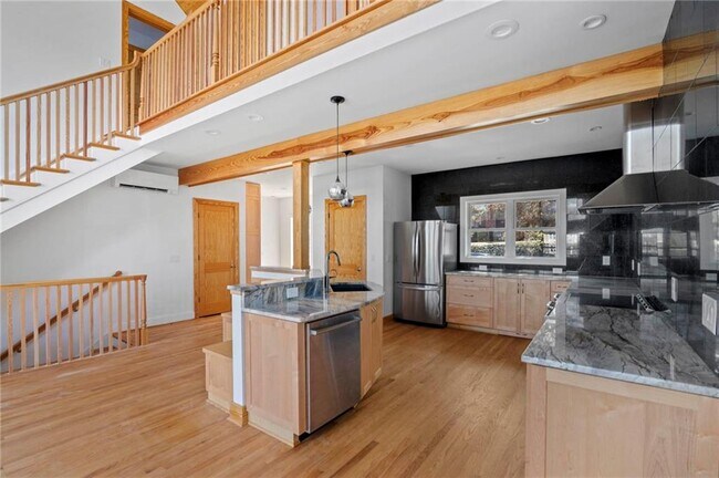 Building Photo - 1008 Courtenay Dr NE