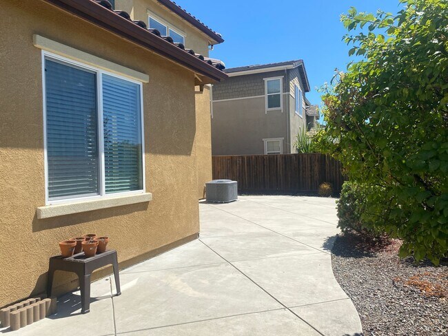 Building Photo - Dublin Ranch 4 Bed & Loft, 3 Bath, close t...