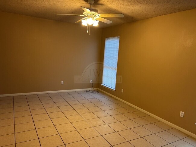 Building Photo - 2404 Carnation Dr