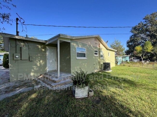 Building Photo - 1717 Bush Ave