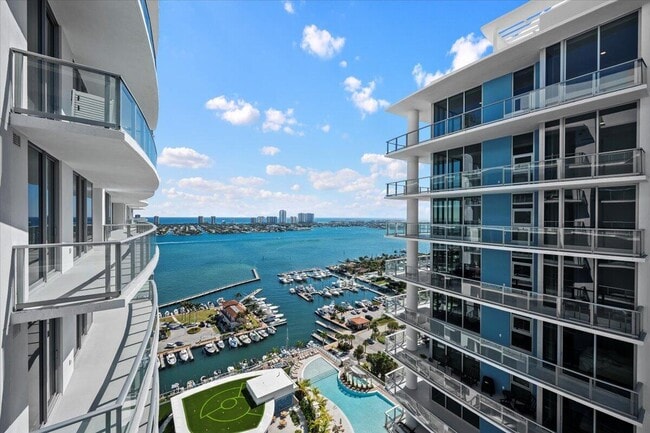 Building Photo - 220 Lake Shore Dr