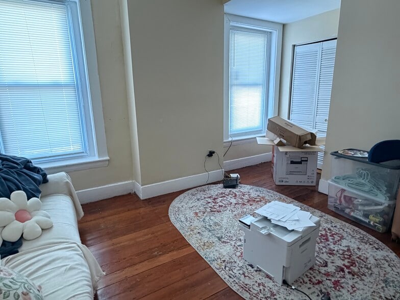 Building Photo - 227 Roxbury St