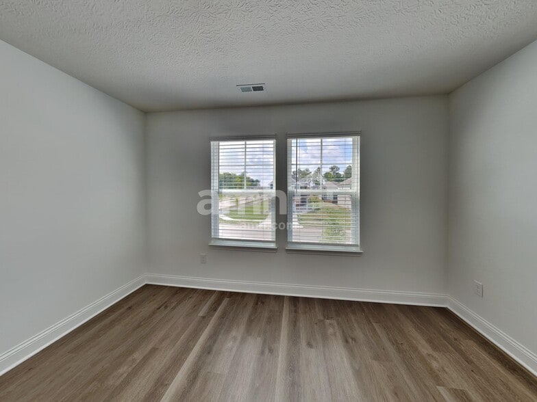 Building Photo - 300 Pne Hl Ct