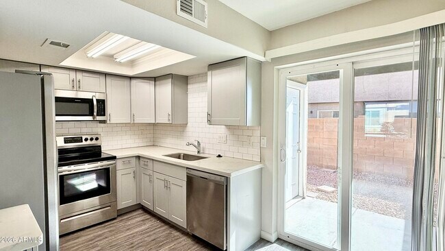 Building Photo - 1418 E Knoll Cir