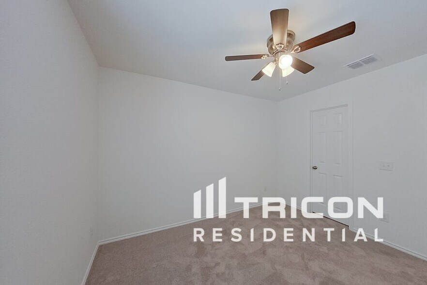 Building Photo - 2411 Carlow Ln