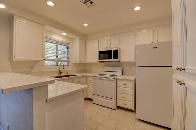 Building Photo - 6867 Tamarus St