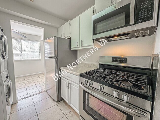 Building Photo - 1523 Colonial Dr