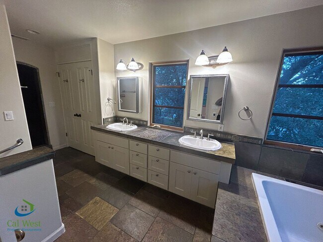 Building Photo - $4,595 - Large Gorgeous 3/2 Tri-Level Home with Beautiful Views in Gilroy near Wineries