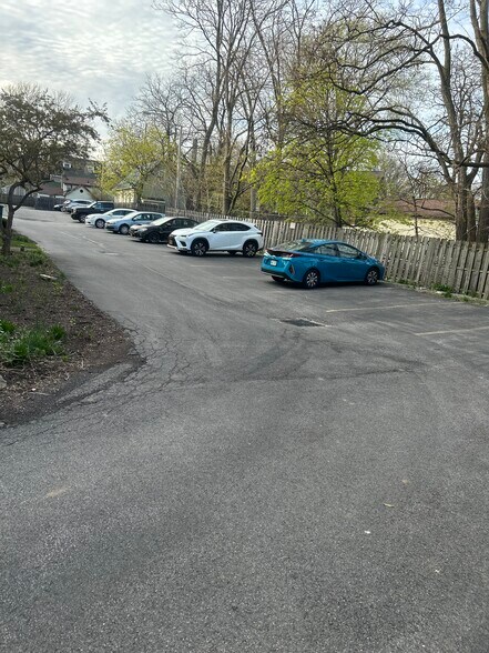 Building Photo - 694 Broadway