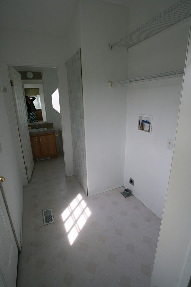 Building Photo - 3 bed 2 bath home with fireplace