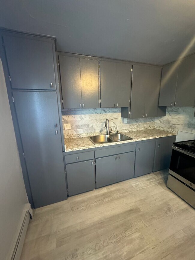 Building Photo - Updated 2 Bedroom 2 Bathroom with Bonus room!