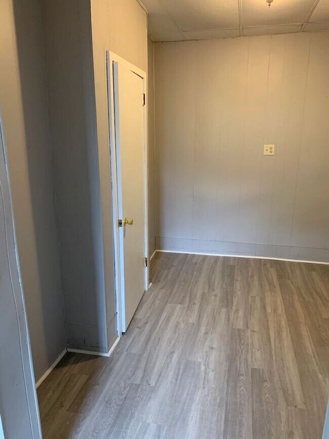 Building Photo - Stress-Free Stay: All-Inclusive Apartment Steps from Hospital