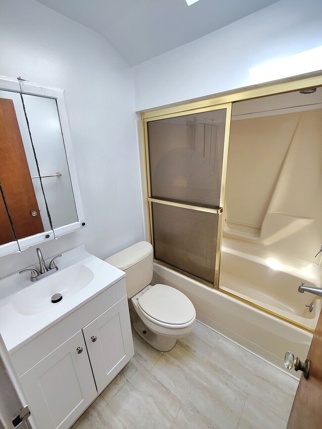 Building Photo - *Recently Updated 2BD/1BA Duplex Available in Carrick*