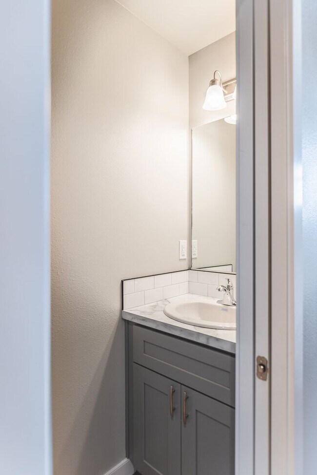 Building Photo - 3 Bed, 2.5 Bath Duplex in Royal City