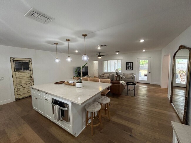 Building Photo - 4016 E Avalon Dr
