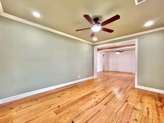 Building Photo - 4 Bed / 2 Bath Spacious One-Level Home with Large Backyard