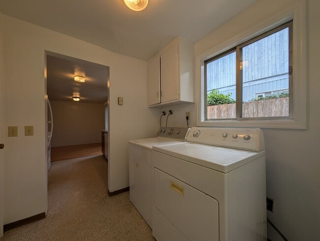 Building Photo - Great 2-Bedroom, 1.5 Bath Duplex in East Eugene!