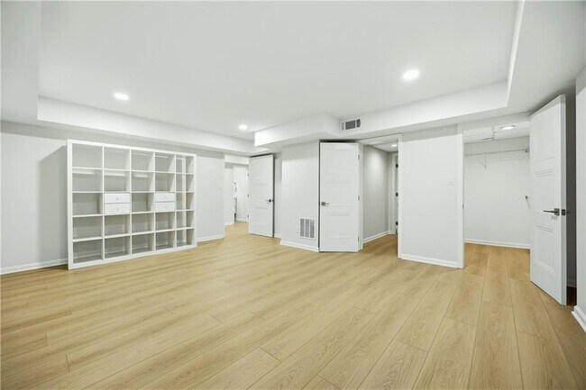 Building Photo - 1390 Tennis Ct Pl