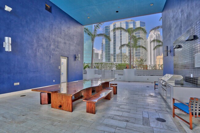 Building Photo - 1300 Brickell Bay Dr