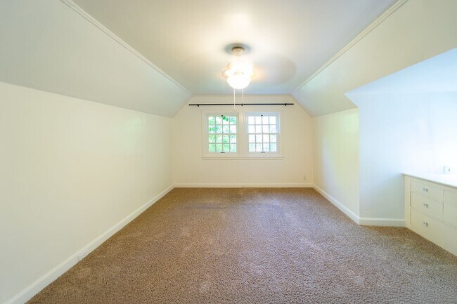 Building Photo - Luxurious Portland Heights home tucked away on a private street on nearly half an acre.