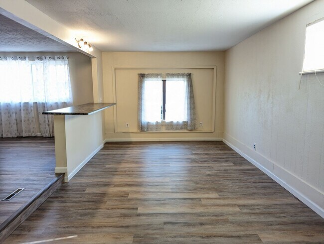 Building Photo - Available NOW - 3 Bed, 1 Bath Spacious Ran...