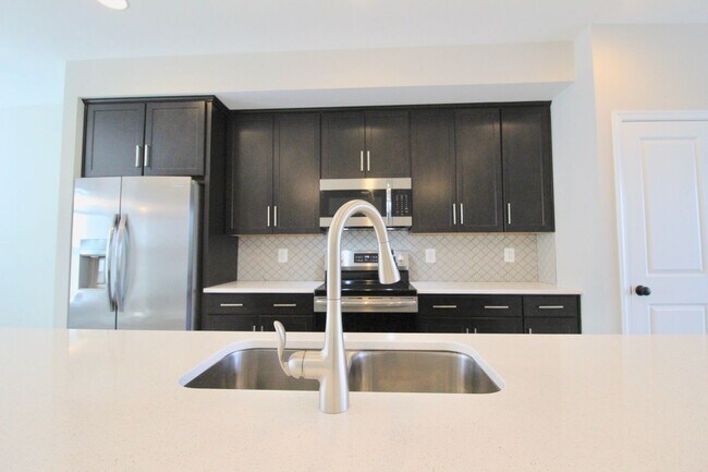 Building Photo - 3 bedroom town home with a finished basement and garage located in popular Preston Lakes