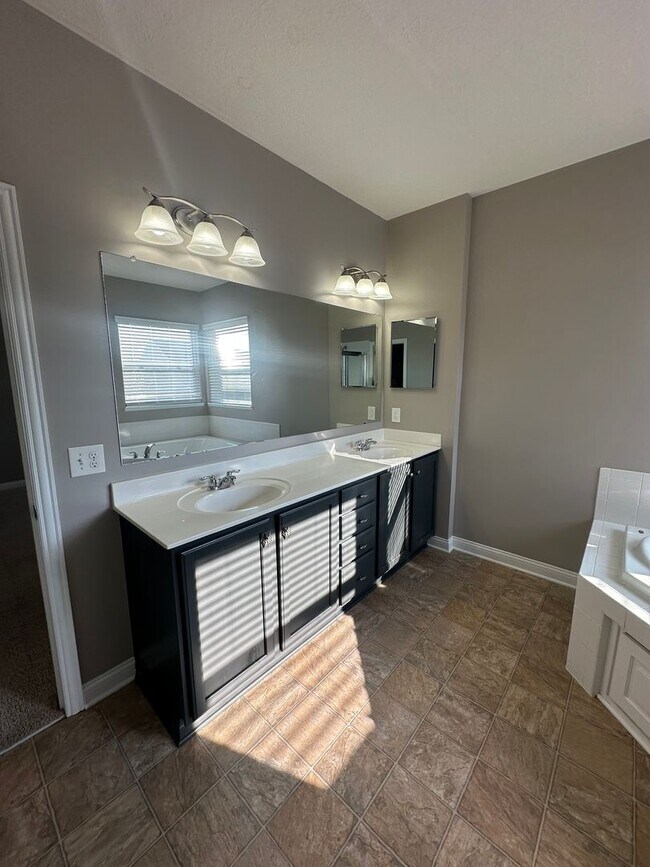 Building Photo - Lakes of Worthington