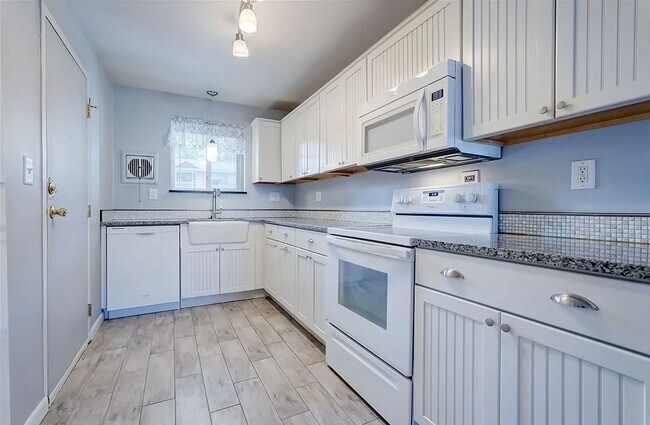 Building Photo - 2434 East Ave