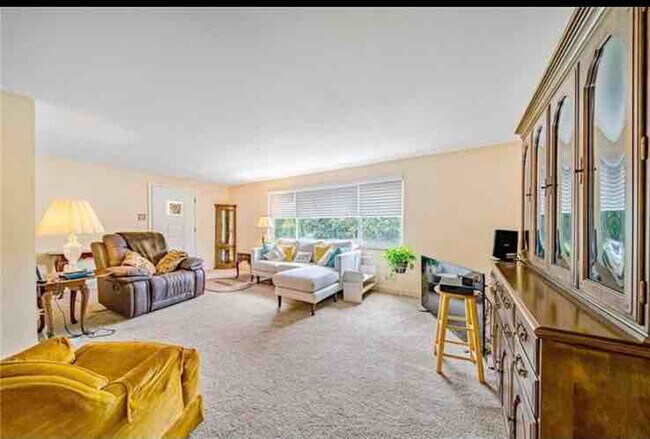 Building Photo - 140 Greenbriar Dr
