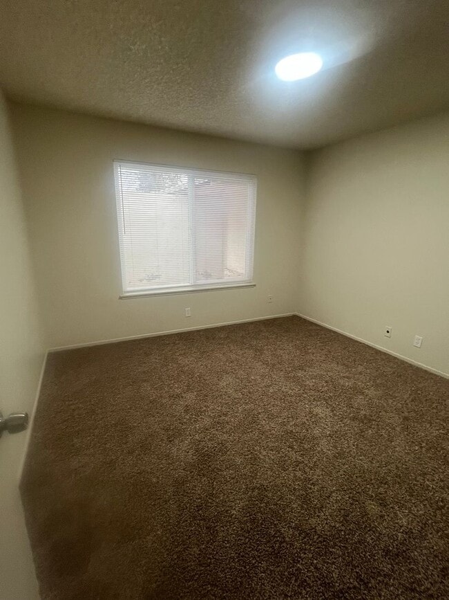 Building Photo - 1040 E Donna Dr